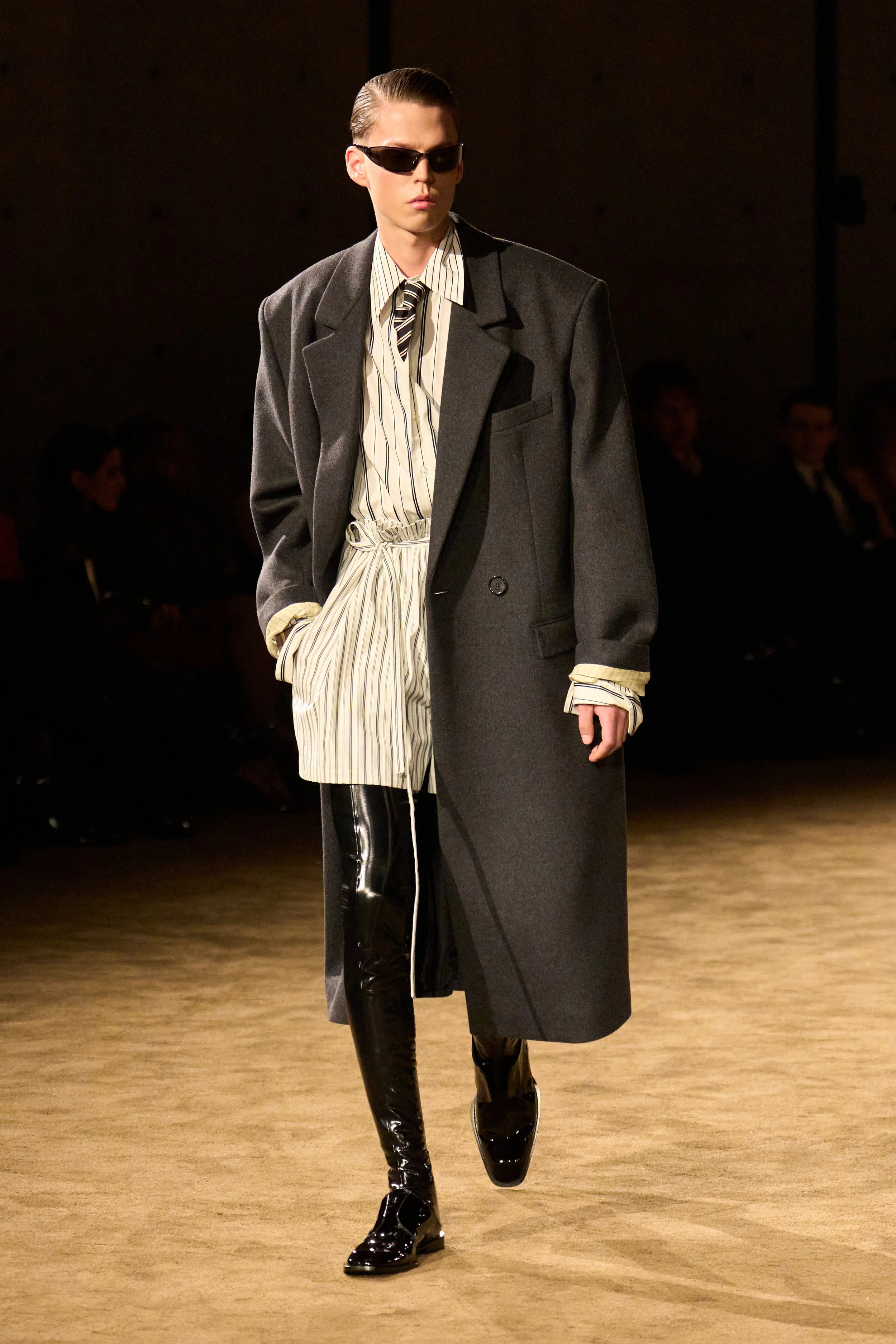 Saint Laurent Paris ロングマフラー SAINT LAURENT FW26 - SHOW REPORT - BTB DIGITAL —